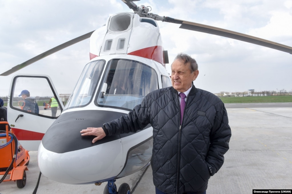 В’ячеслав Богуслаєв біля українського вертольота МСБ-2