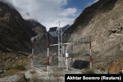 Автоматска метеоролошка станица го следи глечерот Шиспер во селото Хасанабад.