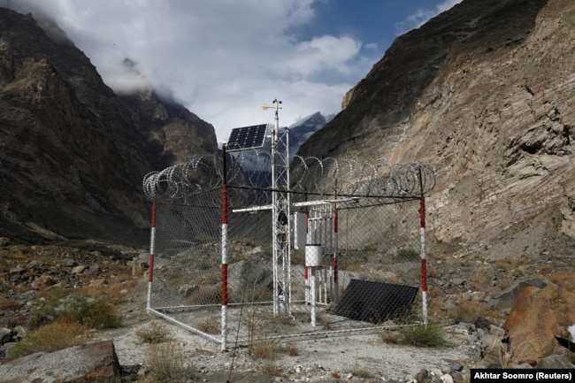 Një stacion automatik i motit monitoron akullnajën Shisper në fshatin Hassanabad.