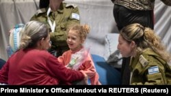 На фото момент зустрічі на території Ізраїлю іншої маленької заручниці «Хамасу» Яхель Шохам (3 роки). 26 листопада 2023 року