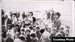 Program a fóti gyermekvárosban a hatvanas évek végén (Éva falevél kalapban, előtte a testvére)