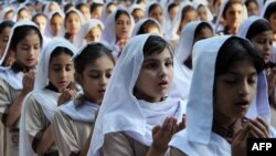 دانش آموزان یکی از مکاتب در پاکستان 