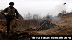 Tranșee, noroi și moarte: Ucraina rezistă la Bahmut