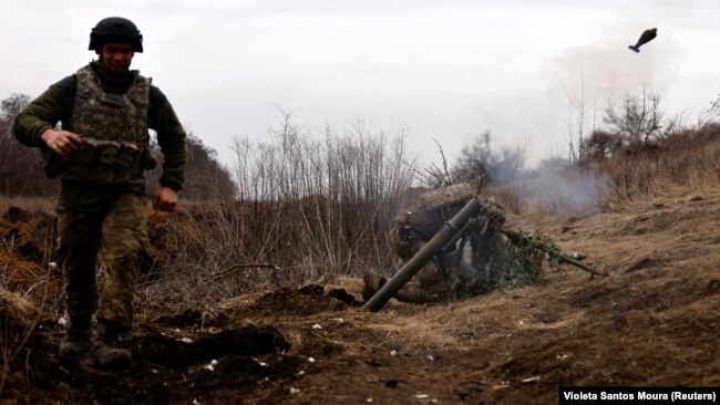 Llogore, baltë dhe vdekje: Ukraina po mbahet në Bahmut