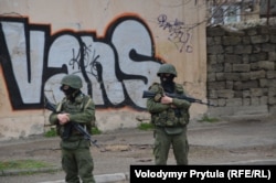 Російські військові блокують військову частину ЗСУ в Сімферополі, 4 березня 2014 року