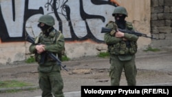 Российские военные блокируют военную часть ВСУ в Симферополе, март 2014 года