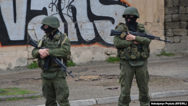 Російські військові блокують військову частину ЗСУ в Сімферополі, березень 2014 року