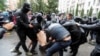 Policija privodi demonstranta tokom protesta zbog predloga zakona o "stranim agentima", Tbilisi, 13. maj 2024.