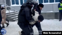Police detain protesters supporting jailed activist Fail Alsynov in Ufa on January 19.