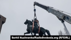 У Києві демонтували пам’ятник більшовицькому діячеві Миколі Щорсу (фоторепортаж)