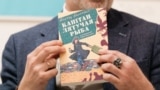 Альгерд Бахарэвіч са сваёй кнігай «Капітан Лятучая Рыба»
