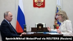 Președintele rus Vladimir Putin și comisarul prezidențial rus pentru drepturile copilului, Maria Lvova-Belova, la Moscova, pe 16 februarie. Pe 17 martie 2023, Curtea Penală Internațională a emis un mandat de arestare pe numele lor.