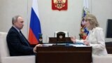 Москва, 16 лютого 2023 року. Очільник РФ Володимир Путін і уповноважена при президенті Росії з прав дитини Марія Львова-Бєлова, 17 березня 2023 року. Міжнародний кримінальний суд (МКС) видав ордер на їх арешт