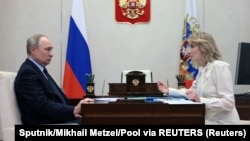 Președintele rus Vladimir Putin și comisarul prezidențial rus pentru drepturile copilului, Maria Lvova-Belova, la Moscova, 16 februarie 2023.