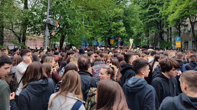 Hiljade građana odaju poštu ubijenima u osnovnoj školi u Beogradu