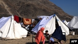 مهاجرین افغان بازگشته از پاکستان در حال حاضر اکثرا در بی خانه گی و یا هم در زیر خیمه های موقت زنده گی می کنند 