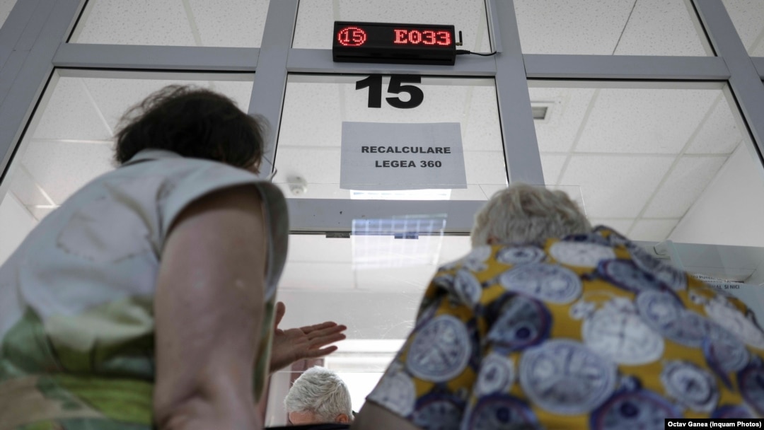 Două femei cer explicații cu privire la recalcularea pensiei, 23 august 2024.