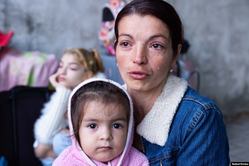 Olga Berki, e fotografuar me mbesën e saj, iku nga Badalo, Transkarpatia, duke lënë pas burrin e saj dhe anëtarë të tjerë të familjes, në mesin e tyre edhe një dajë, i cili vdiq duke luftuar ndaj forcave ruse.