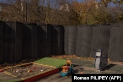 Дитячі іграшки на майданчику у Херсоні, 29 жовтня 2023 року