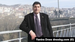  Файез Найеф Абу Алардат на фона на Велико Търново. Снимката е от 2013 година 