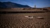 O canoe abandonată pe pământul crăpat al rezervorului Sau, care a ajuns la numai 5% din capacitatea sa, în Vilanova de Sau, la circa 100 km nord de Barcelona, Spania.