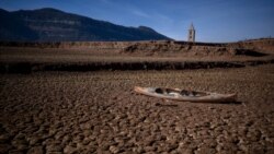 O canoe abandonată pe pământul crăpat al rezervorului Sau, care a ajuns la numai 5% din capacitatea sa, în Vilanova de Sau, la circa 100 km nord de Barcelona, Spania.