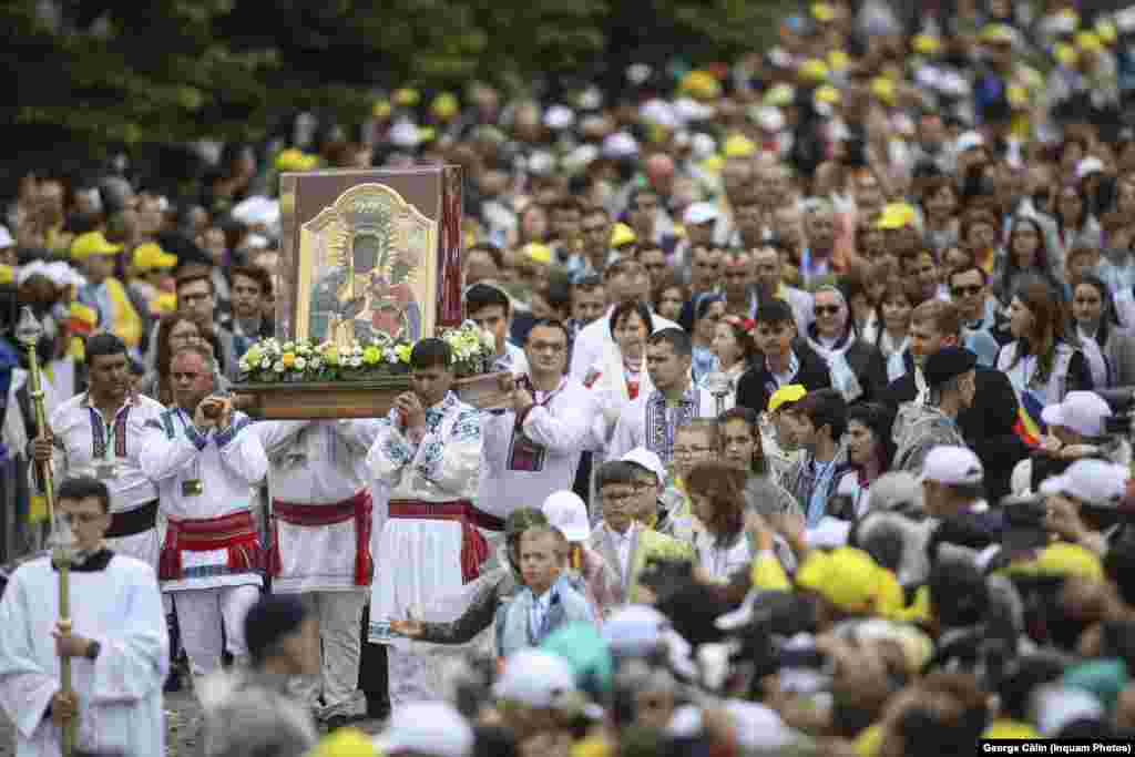 În imagine, creștini catolici merg în procesiune cu icoana Fecioarei Maria de la &bdquo;sanctuarul&rdquo; dedicat acesteia de la Cacica/ jud. Suceava, la întâlnirea cu papa Francisc, la Iași, în 2019.&nbsp; Icoana este supranumită&nbsp;&quot;Madona Neagră&quot; (Czarna Madonna) și este copia uneia din cele mai cunoscute icoane din lumea catolică, care se află în Polonia.&nbsp; A ajuns la Cacica în urmă cu peste 200 de ani, cel mai probabil prin intermediul comunității poloneze din Bucovina, fiind restaurată în urmă cu un deceniu.&nbsp; &nbsp;