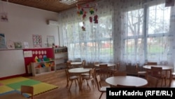 Hapësira e brendshme e një kopshti për fëmijë në Shkup.
