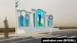Un portret uriaș al lui Serdar Berdîmuhamedov pe o stradă pustie din capitala turkmenă Așgabat.