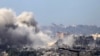 Tym i madh duke dalë nga ndërtesat në Rripin e Gazës pas sulmeve izraelite, 20 nëntor 2023.