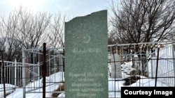 Мемориальная стела перед входом на карачаево-балкарское кладбище в г. Алматы, установленная в память об умерших во время депортации 1944 года