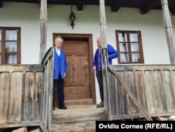 Gina și David, turuiști britanici, în fața camerei prințului Charles de la Valea Zălanului.