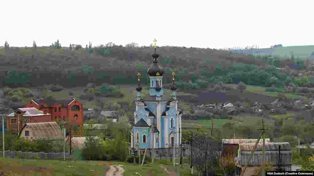 До: православний храм УПЦ (МП) у селі Богородичне Донецької області, фото 2009 року. Після: руїни Богородичного, сфотографовані в грудні 2022 року, після того, як село було втрачене та відвойоване українськими військами кілька разів того року