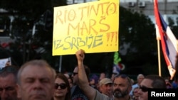 Mbishkrim në protestë me thirrjen, "Rio Tinto, largohu prej Serbisë!".