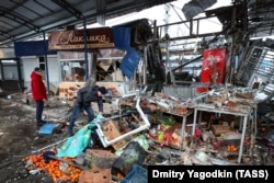 Разрушения из-за обстрела рынка в микрорайоне Текстильщик
