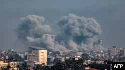 A Rafahból készült képen a Gázai övezet déli részén lévő Hán Júnisz fölött gomolyog a füst az izraeli bombázás után, 2024. január 17-én