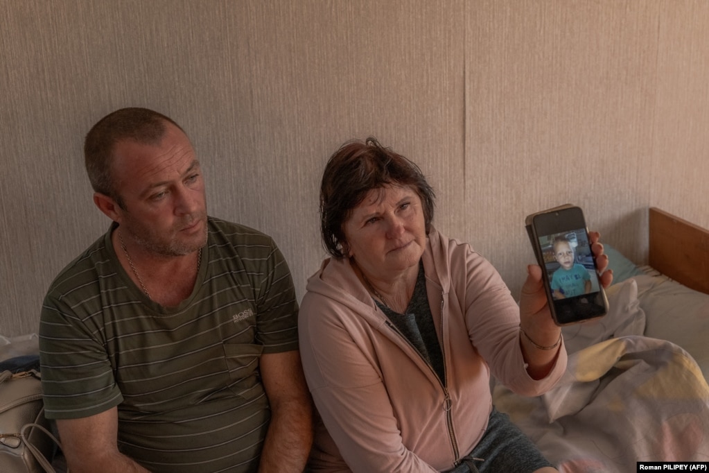 Gennadiy Grytskov, 43 anni, siede accanto a sua madre, Lyubov Sytnykova, nel centro per rifugiati mentre mostra una foto su un telefono di suo nipote di 6 anni, Nazar, ucciso il mese scorso durante i bombardamenti russi nella regione di Kherson.    Ferito anche il nipote di 13 anni.  Ora vivono nel sito di un ex collegio a Mykolayiv.  "Quel giorno avremmo dovuto festeggiare il compleanno di mio figlio.  Mio nipote mi aveva detto che voleva andare a scuola, che voleva imparare a scrivere.  Non è mai riuscito ad andarsene,"  disse in lacrime.   