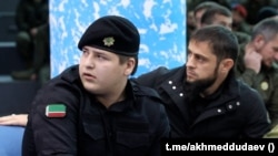 Сын главы Чечни Адам Кадыров (слева) и министр печати и информации Ахмед Дудаев (справа)