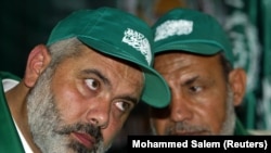 Liderii Hamas Mahmoud al-Zahar (dreapta) și Ismail Haniyeh vorbesc în timpul conferinței de presă Hamas din orașul Gaza, 13 august 2005.