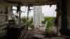 نمایی از اصابت قطعات لاشه پهپادهای ساخت ایران به یک ساختمان‌ مسکونی در کی‌یف در روز دوشنبه
