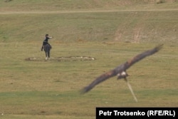 Охотник-беркутчи зовёт птицу. Алматинская область, 13 октября 2023 года