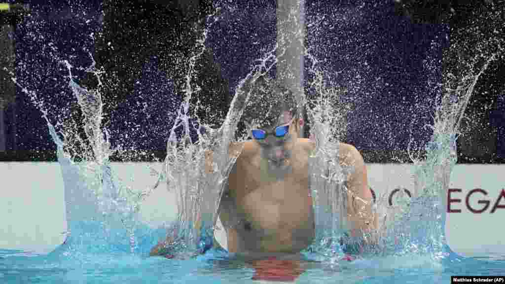 Hubert Kos of Hungary celebrates after winning the gold medal in the men&#39;s 200-meter backstroke final on August 1.