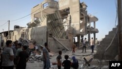 Palestinci provjeravaju štetu nakon izraelskog bombardovanja Rafaha na jugu Pojasa Gaze, 3. maja 2024.