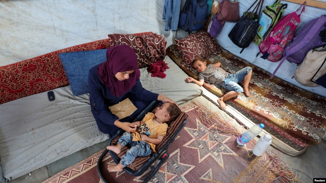 Abdul, în vârstă de doar 10 luni, este primul copil palestinian care a contractat poliomielită în peste 25 de ani. Piciorul lui este paralizat pe viață din cauza bolii.
