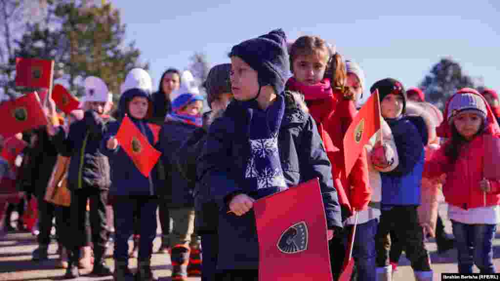 Flamuj me stema të Forcës së Sigurisë së Kosovës mbanin në dorë këta fëmijë që kishin ardhur të organizuar për të parë nga afër ushtarët.