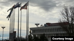 Vedere din Piața Suvorov din Tiraspol, cu steagurile unor republici autoproclamate care au recunoscut „independența” Transnistriei.