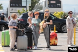 Пассажиры первого туристического чартерного рейса из Москвы в международном аэропорту Грозный. Россия, архивное фото