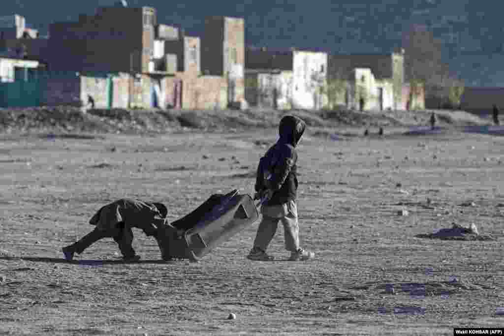 Кабул шаарынын сыртында эски чемоданды сүйрөп ойноп жүргөн чыт курсактар, 4-декабрь, 2023