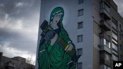 Мурал Saint Javelin у Києві – Діва Марія тримає у руках американський протитанковий ракетний комплекс