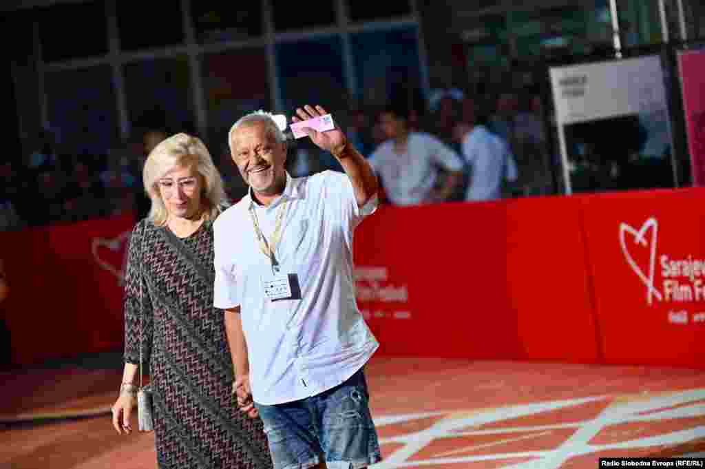 Glumac Emir Hadžihafizbegović s pratnjom na crvenom tepihu tokom ceremonije otvaranja Festivala.&nbsp;